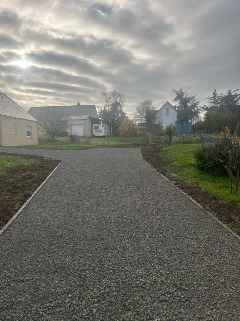 Allée gravillonnée avec bordures