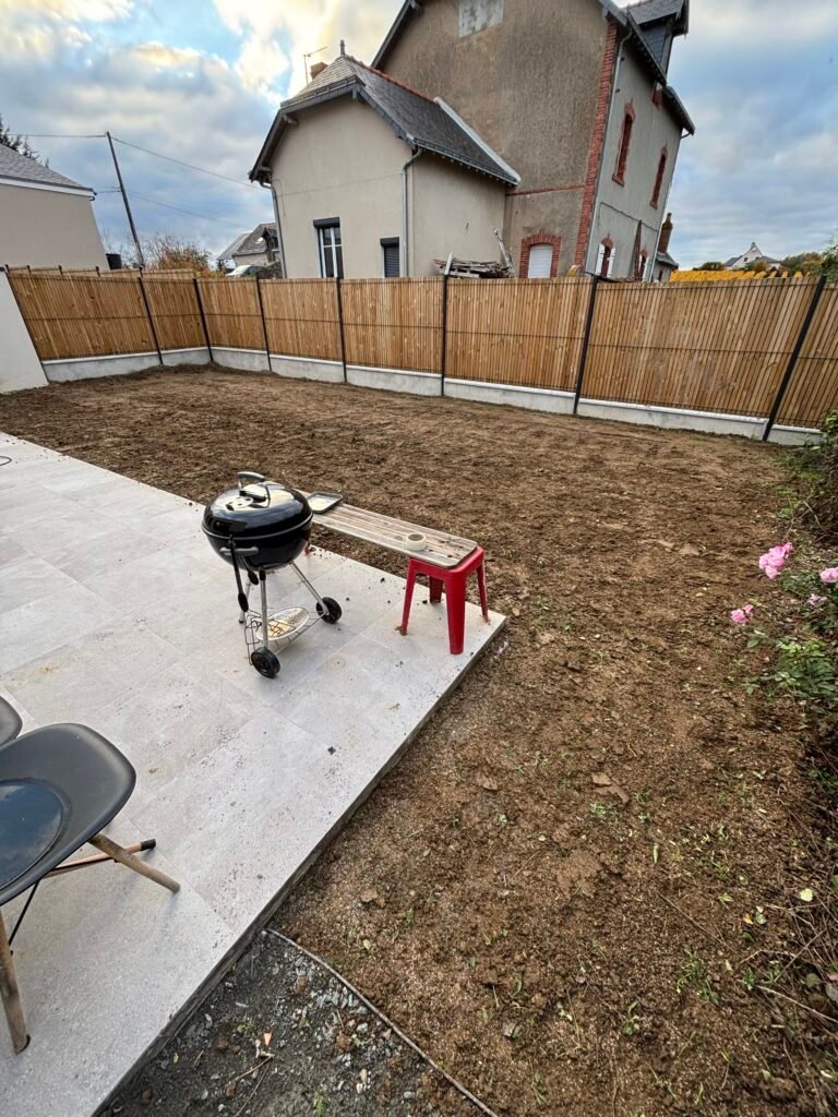 Clôture avec occultation bois et préparation du terrain — Anjou Terrassements