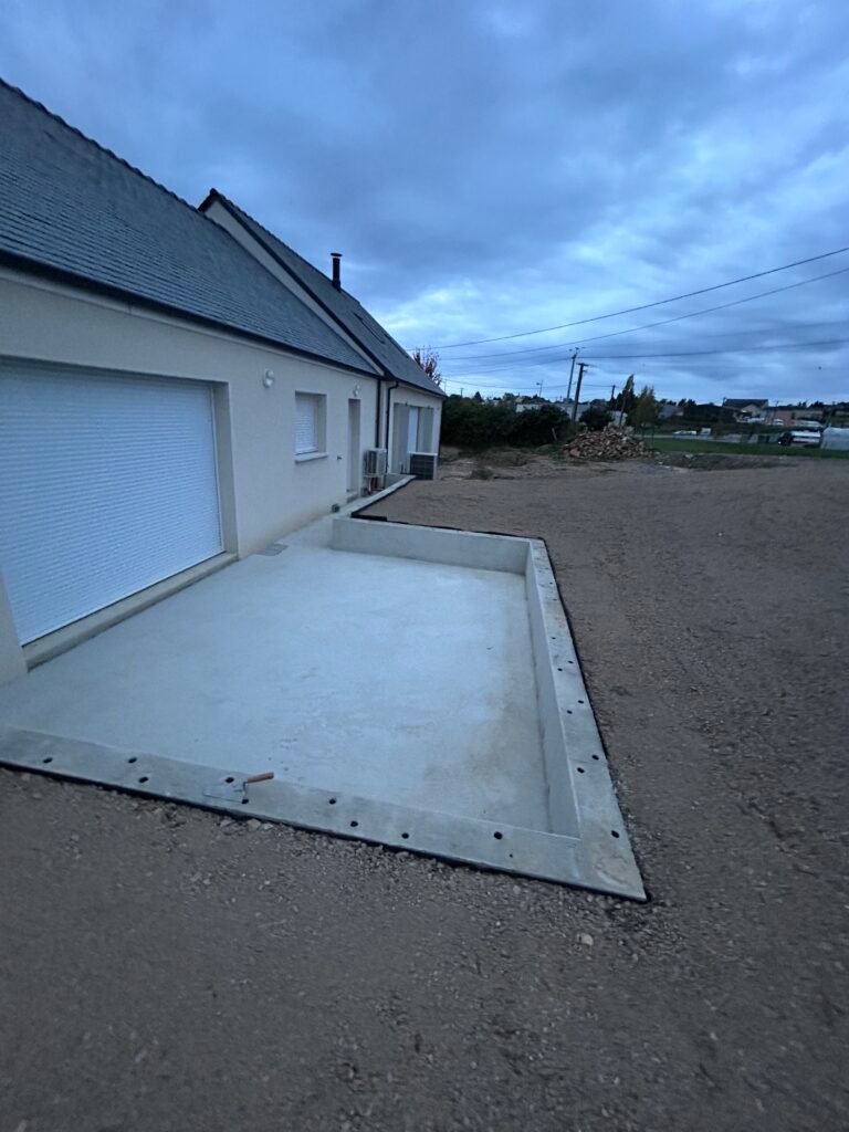 Dalle et murets de terrasse, avec engazonnement du pourtour