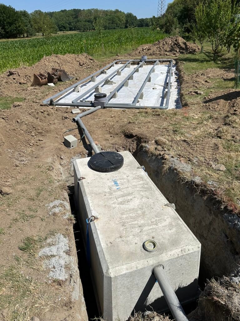 Installation d’assainissement autonome avant remblaiement, avec cuve et réseau de distribution