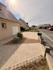 Accès en béton désactivé avec bordures pavées