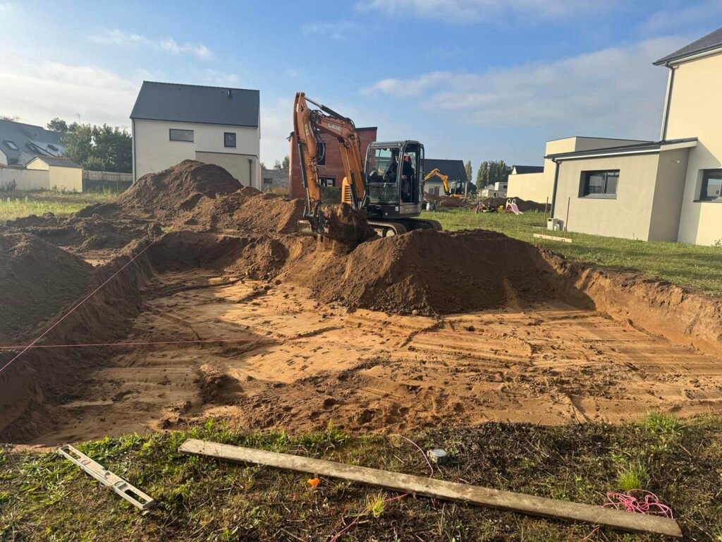 Décapage de l’emprise d’une maison avant réalisation des fouilles